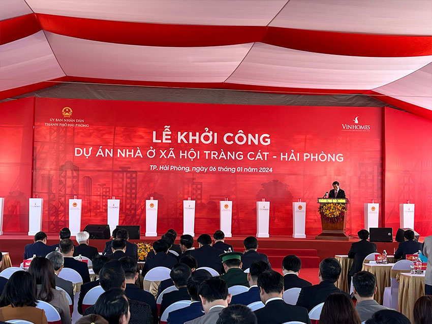 Đồng chí Nguyễn Văn Tùng - Chủ Tịch Tp Hải Phòng lên phát biểu lại buổi lễ khởi công