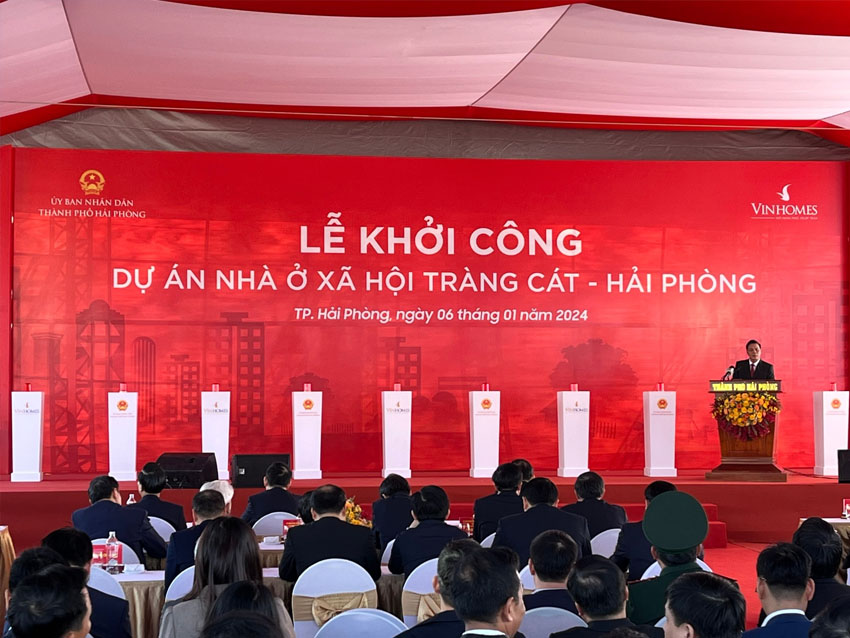 Đồng chí Nguyễn Văn Tùng - Chủ Tịch Tp Hải Phòng lên phát biểu tại buổi lễ khởi công Nhà ở xã hội Tràng Cát